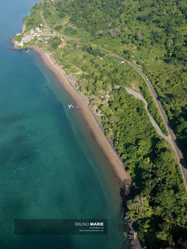Vue aérienne de la plage de Sakouli et de sa baie turquoise, à Bandrélé (Mayotte)