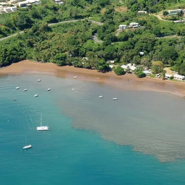 La baie de Trévani et sa plage vue du ciel, à Koungou (Mayotte)